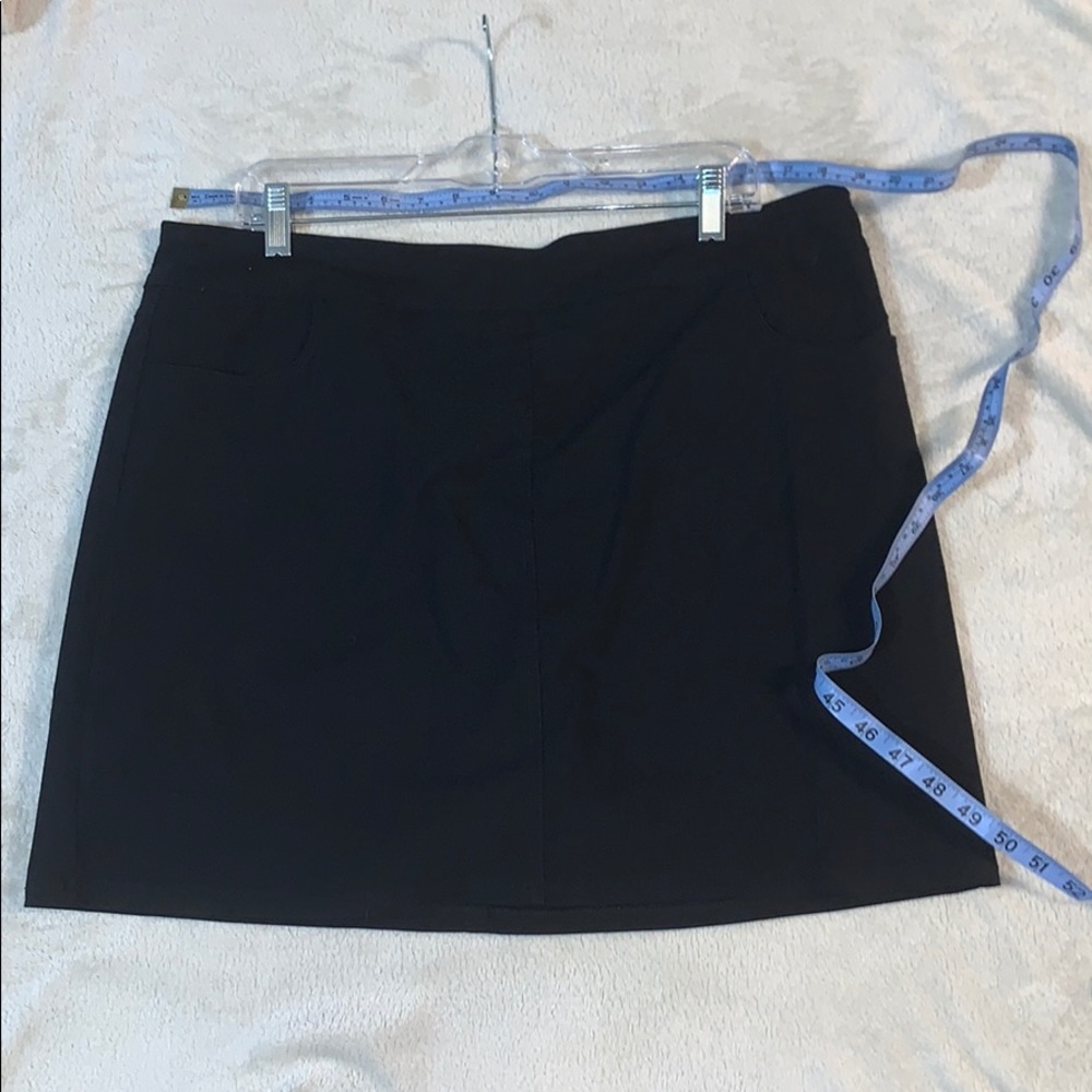 Slim-station black skort